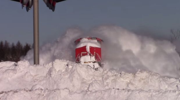 Un tren canadiense atraviesa grandes acumulaciones de nieve