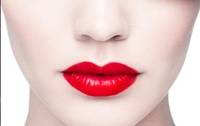 Aprende aplicar la barra de labios rojo